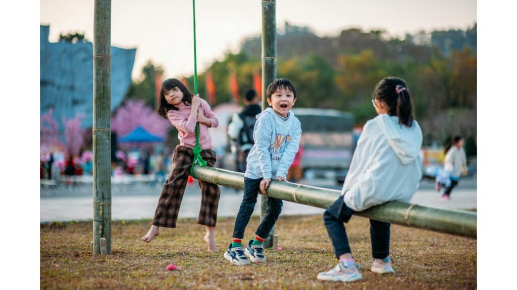 子育ては誰の役割?家庭と学校の責任分担をわかりやすく解説の「核家族化と地域のつながりの減少」の画像