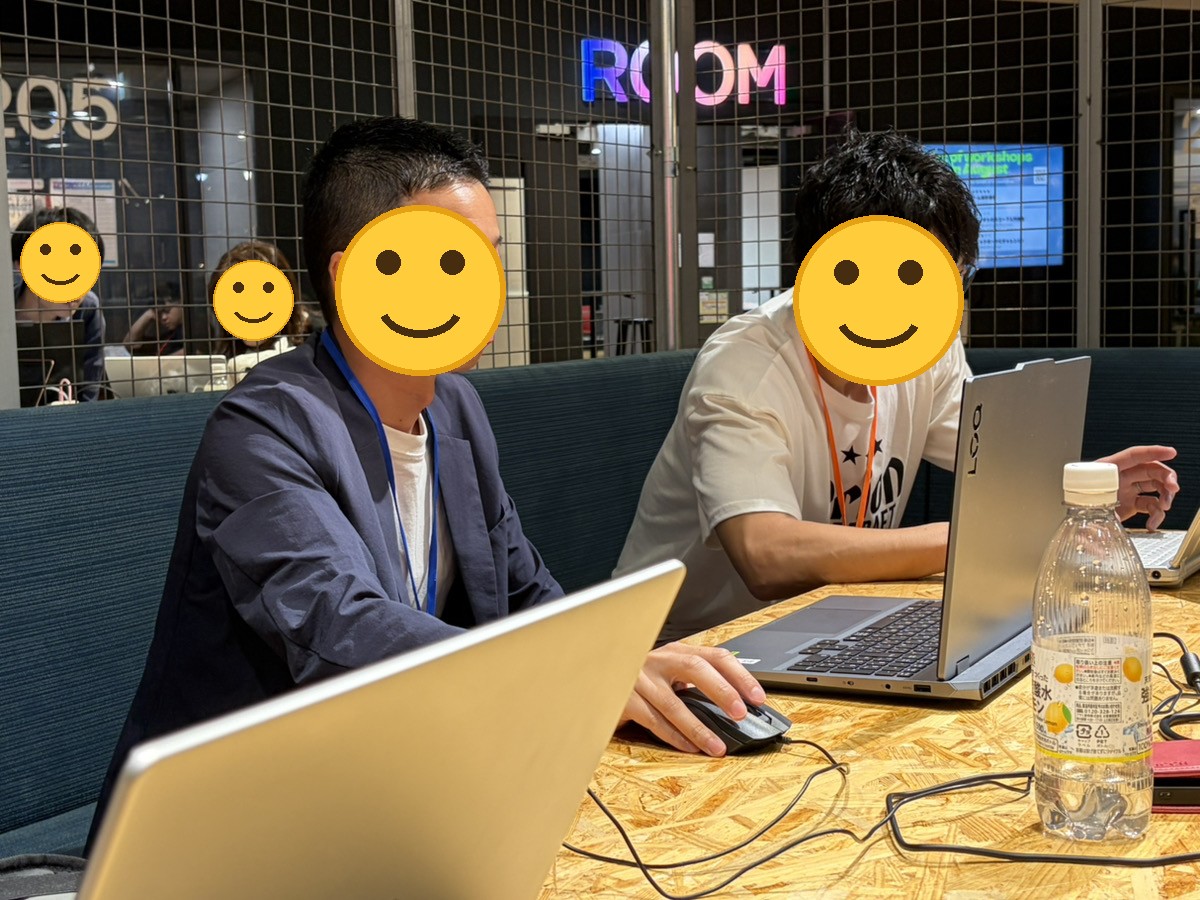 参加者が真剣にパソコンでAI教材を作る様子