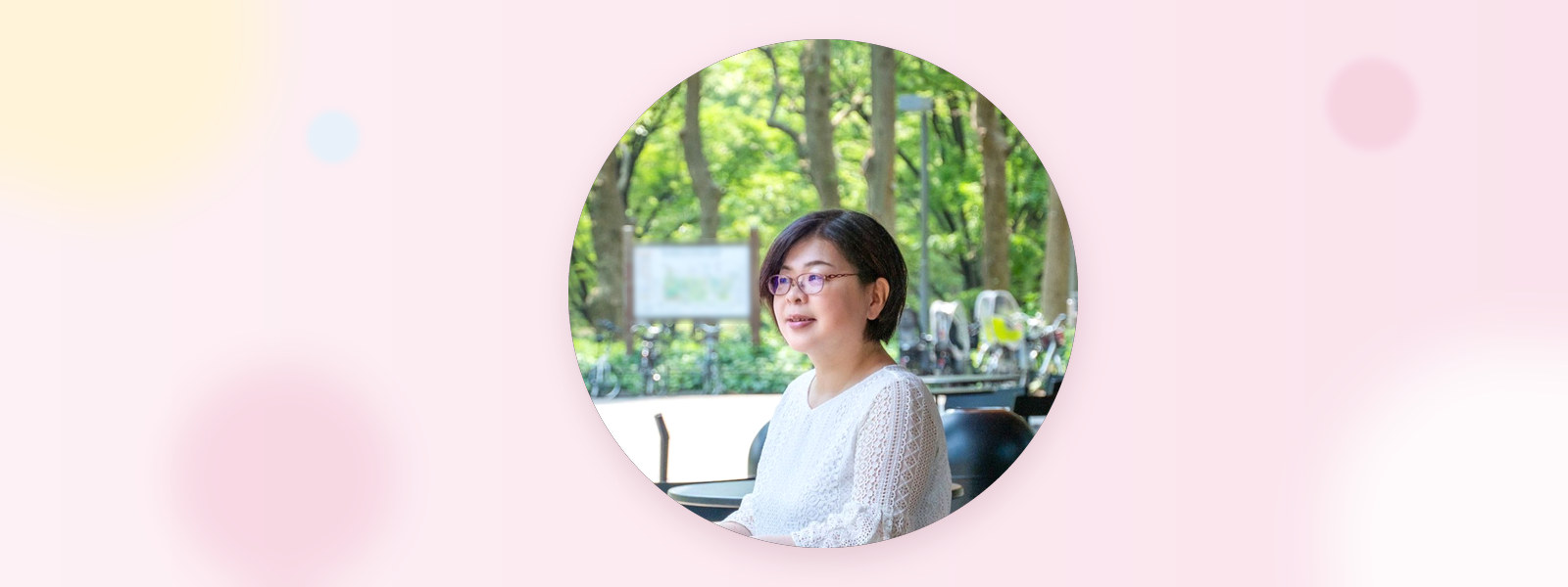 保護者の方へ｜白いレースの服で木々の前に座る安藤あきこ
